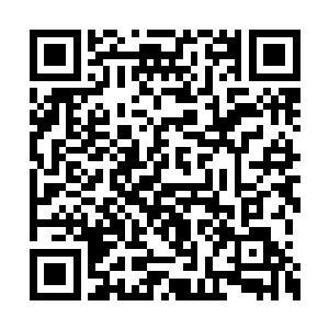 我看到有几辆极高的偌大彩车正从远处缓缓驶来二维码生成