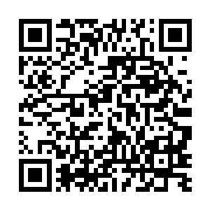 我第一次看到爸爸搂着别的女人时甚至以为自己眼花了二维码生成