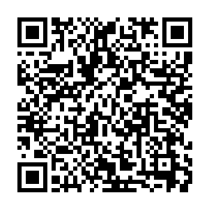 我隐隐约约仿佛可以看到有些穿着民国服装的人在周围的过道上走来走去二维码生成