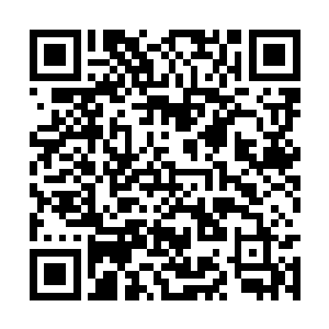 战士们的战刀被初升的太阳映射出了一道道的光泽二维码生成