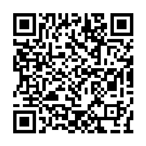 戴着墨镜和口罩的三爷就坐在大厅旁边的座椅上二维码生成