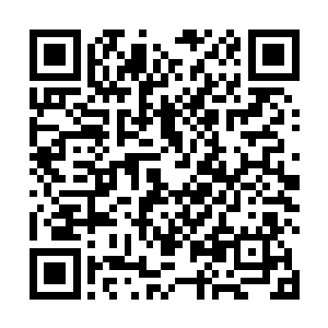 戴着铁盔的中年汉子在几名子弟的簇拥下趴倒城墙垛口二维码生成