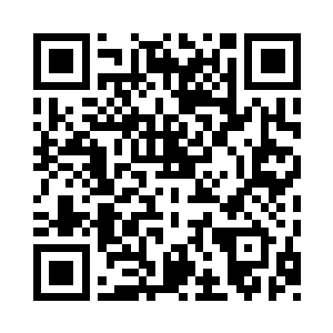 戴着魔晶的一个年轻人男人笑着走了过来二维码生成