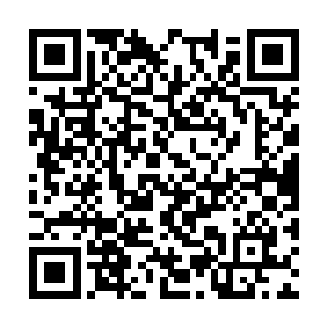 房间里有一个能被水车带动旋转的结构复杂的机械二维码生成