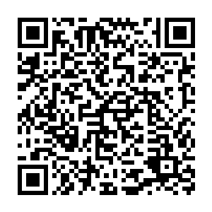 所以他看时间的唯一途径就是手机――只是现在手机放在他的耳朵边二维码生成
