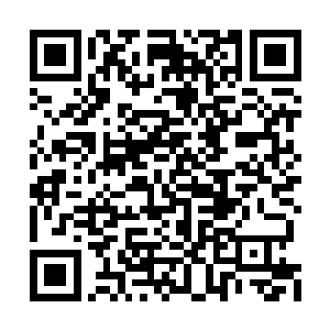 所以他随手拿起一个阿拉伯银壶翻来覆去的看着二维码生成