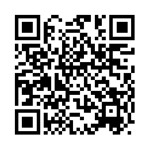 所以很多的村民都在院子里自带板凳排排坐二维码生成