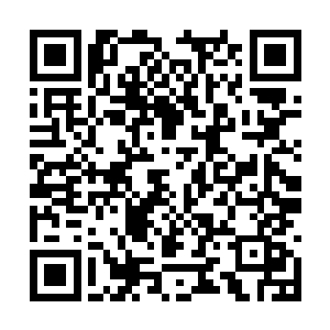 所以移动的时候少女高耸的双峰在他的手臂上划过二维码生成