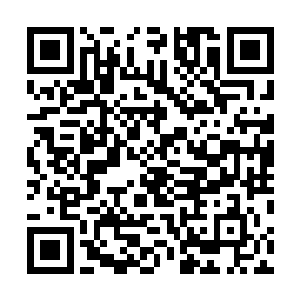 所以高跟鞋也是一下子的就踩到了自己的晚礼服裙摆上面二维码生成