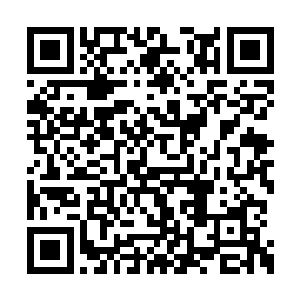 手上则持着那串颗颗珠子都大如人头的巨型念珠二维码生成