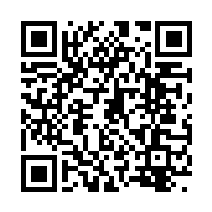 手上拿着一本奇谭类的杂书看得聚精会神二维码生成