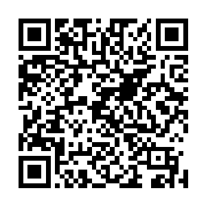 手上被他抓着的那个女人又从刚刚的那一拳中缓过劲儿来了二维码生成