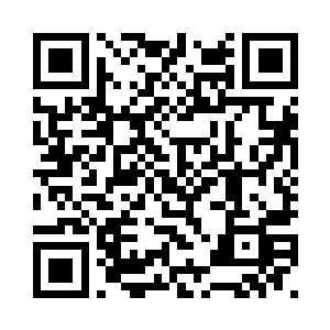 手中同时出现一柄通体火红的大刀二维码生成