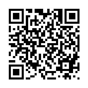 手中抓住一只如小蛇般的蓝色草根二维码生成