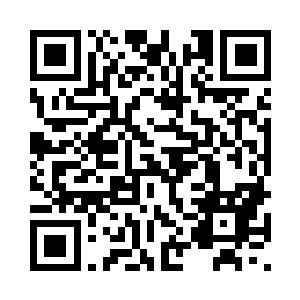 手中抽出一柄光芒璀璨的金色宝剑二维码生成