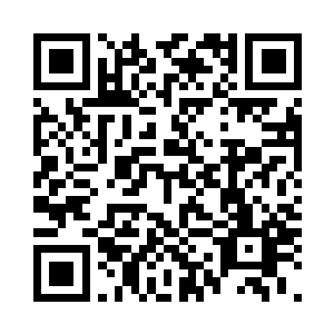 手中拿着是一个指甲盖大小的金属片二维码生成