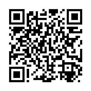 手中提着几个大小不等的礼盒箱子出来二维码生成