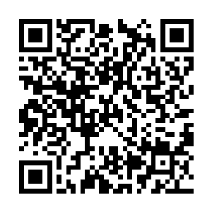 手中握着一根狼牙棒向着对面的堕落一族冲了出去二维码生成