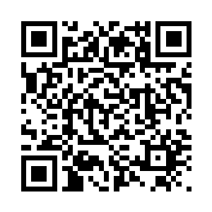 手中的桃木剑上贴着一张血色的符咒二维码生成