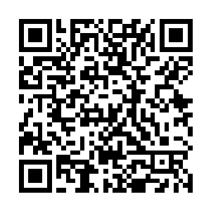 手中的被子碎裂成两半就像那微微俯身的两人砸了过去二维码生成