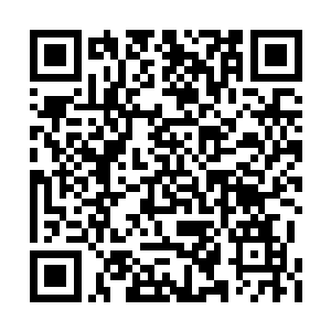 手中瞬间就是出现了一把闪烁着煌煌神光的长弓二维码生成