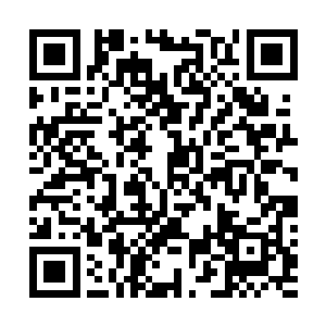 手中蓦然直接出现了一柄五彩色的大刀猛地朝着空中一劈二维码生成
