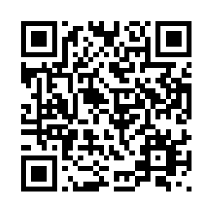 手中连连闪动掐诀控制着白色蛟龙二维码生成