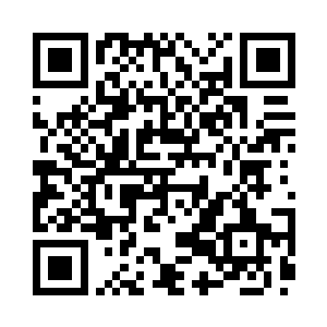 手中闪着寒光的匕首在一个人咽喉处划过二维码生成