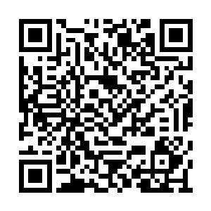 手持一把黑色镰刀的骷髅巨人也迈着沉重的步伐二维码生成