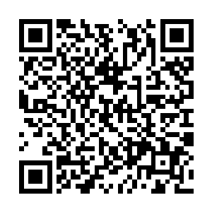 手持砍刀的男子正对着其余的三个人不断地劈砍着二维码生成