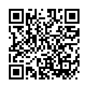 手指放在大腿上很有节奏的敲击着二维码生成