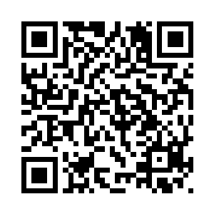 手指轻轻地抚摸着每张纸上的皱褶二维码生成