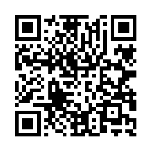 手推着一辆推车的大胡子目光环视着周围二维码生成