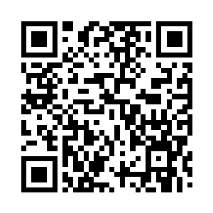 手里拎着一把长约一米半的厚刃钢刀二维码生成