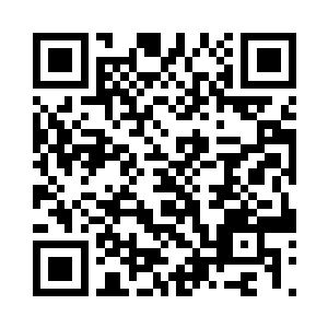 手里拿着炭笔不断地在一块木板上写字二维码生成