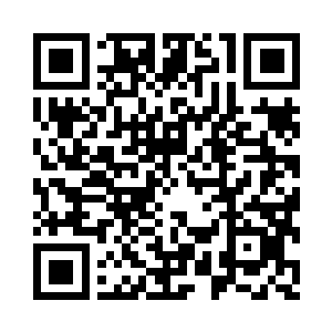 手里拿着黑塑料袋套着已经上了膛的ak47二维码生成