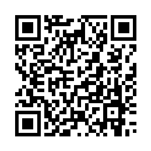 手里捏着丁二狗的两本证件摇晃着二维码生成