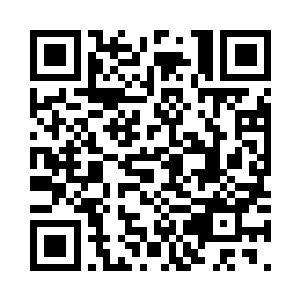 手里捧着一个用花草编织出来的花冠二维码生成