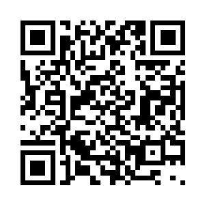 手里握着一串晶莹剔透的琉璃珠把玩二维码生成