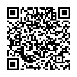 手里更是端着这种状况下算是重火力的4步枪和p5冲锋枪二维码生成