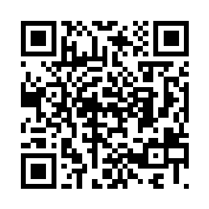 手里正捧着手机在飞快的输入着什么二维码生成