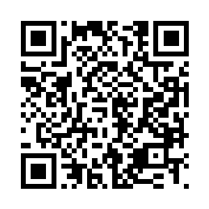 手里盘着两个核桃的中年男人慢慢走了进来二维码生成