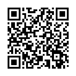 手里面还抬着三个宣传展板一样的东西二维码生成