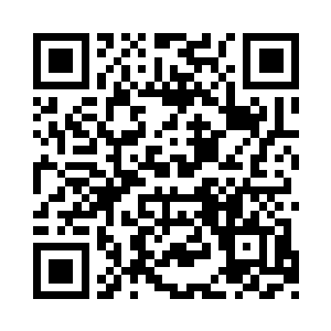手镯上的三颗宝石散发着纯正的圣气的气息二维码生成
