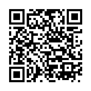 扎着马尾的女孩手里提着药箱匆匆地跑了下来二维码生成