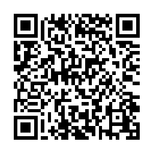 打开随身的笔记本电脑点击一首歌曲的伴奏准备起来二维码生成