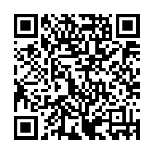 打扮得很是时尚艳丽却显得很咄咄逼人的年轻女子二维码生成