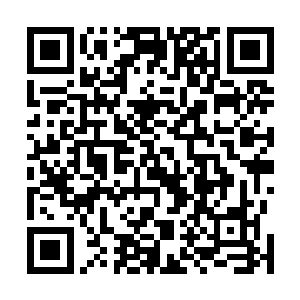 打着补丁摇摇欲坠的桌子上丢几支破旧长短枪的小靶场了二维码生成