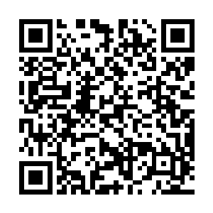 打量了一下三妹儿的穿着后拽了拽自己的包轻轻的撇嘴二维码生成