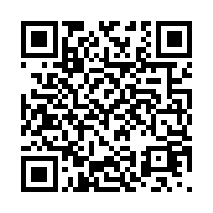 执事官将礼物一件一件抬入正堂之中二维码生成